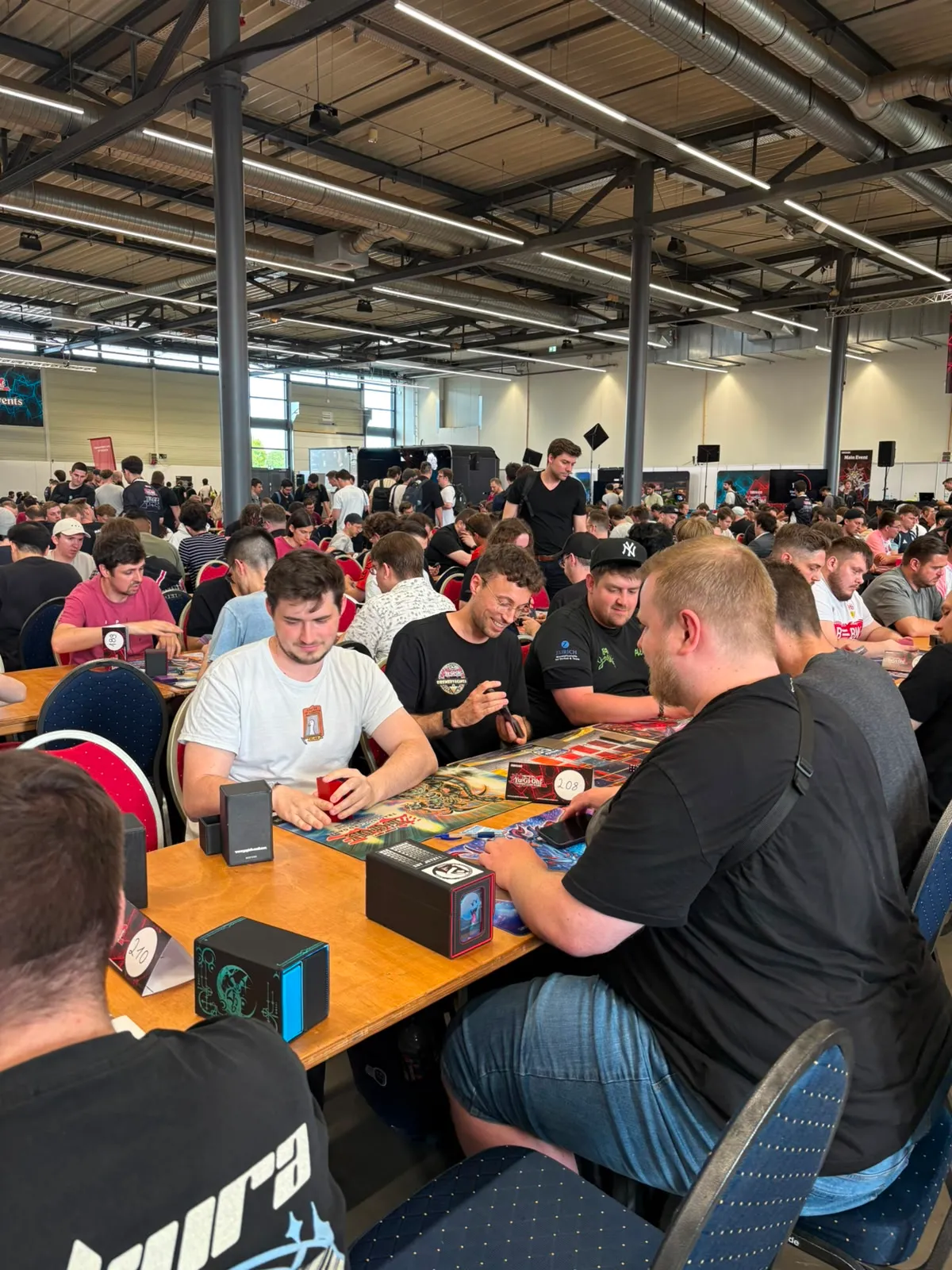 Spieler unseres Teams inmitten der Turnierhalle bei der Deutschen Yu-Gi-Oh!-Meisterschaft