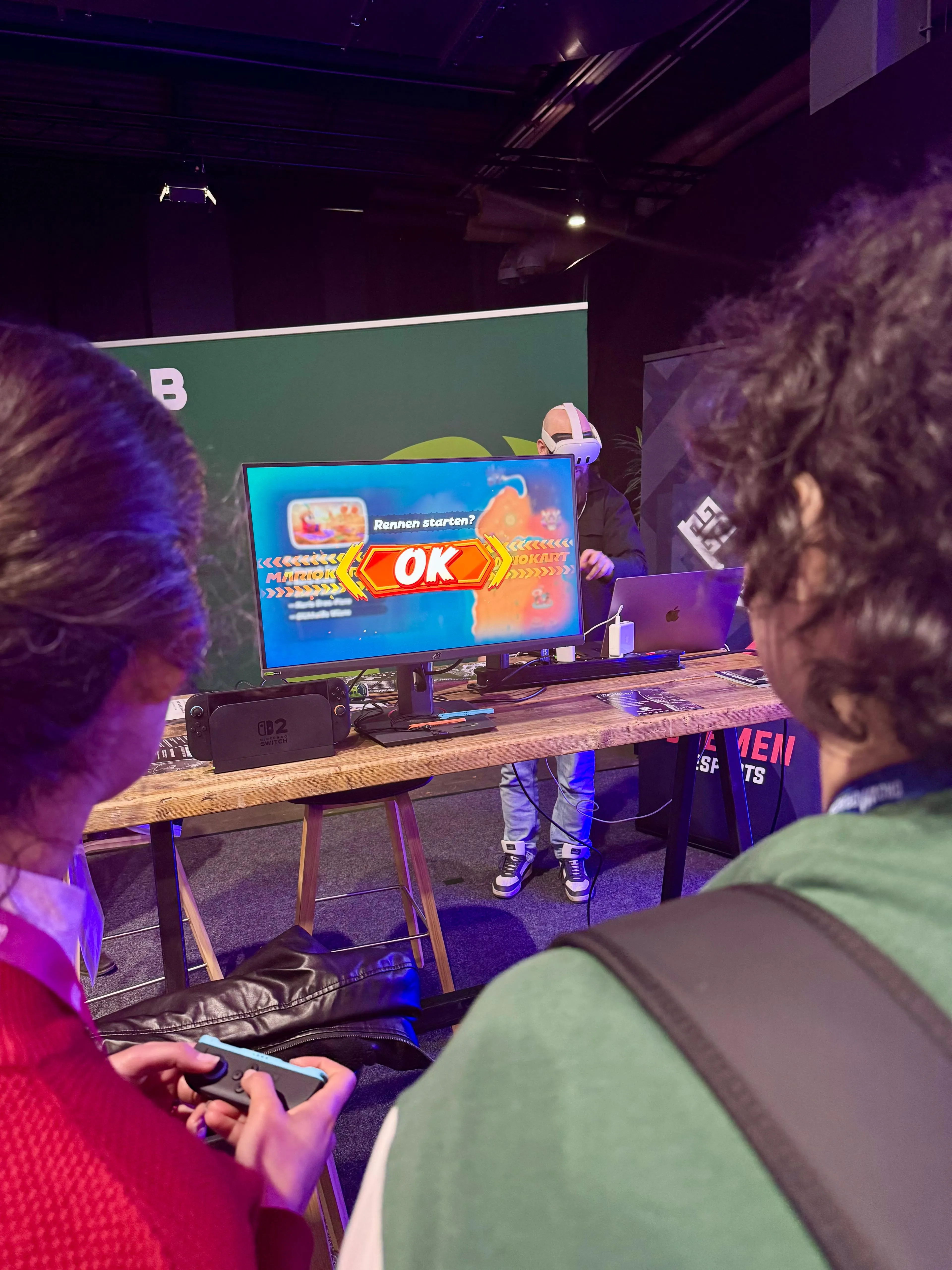Besuchende testen ein Spiel am Bremen eSports Stand auf der GROWMORROW 2026