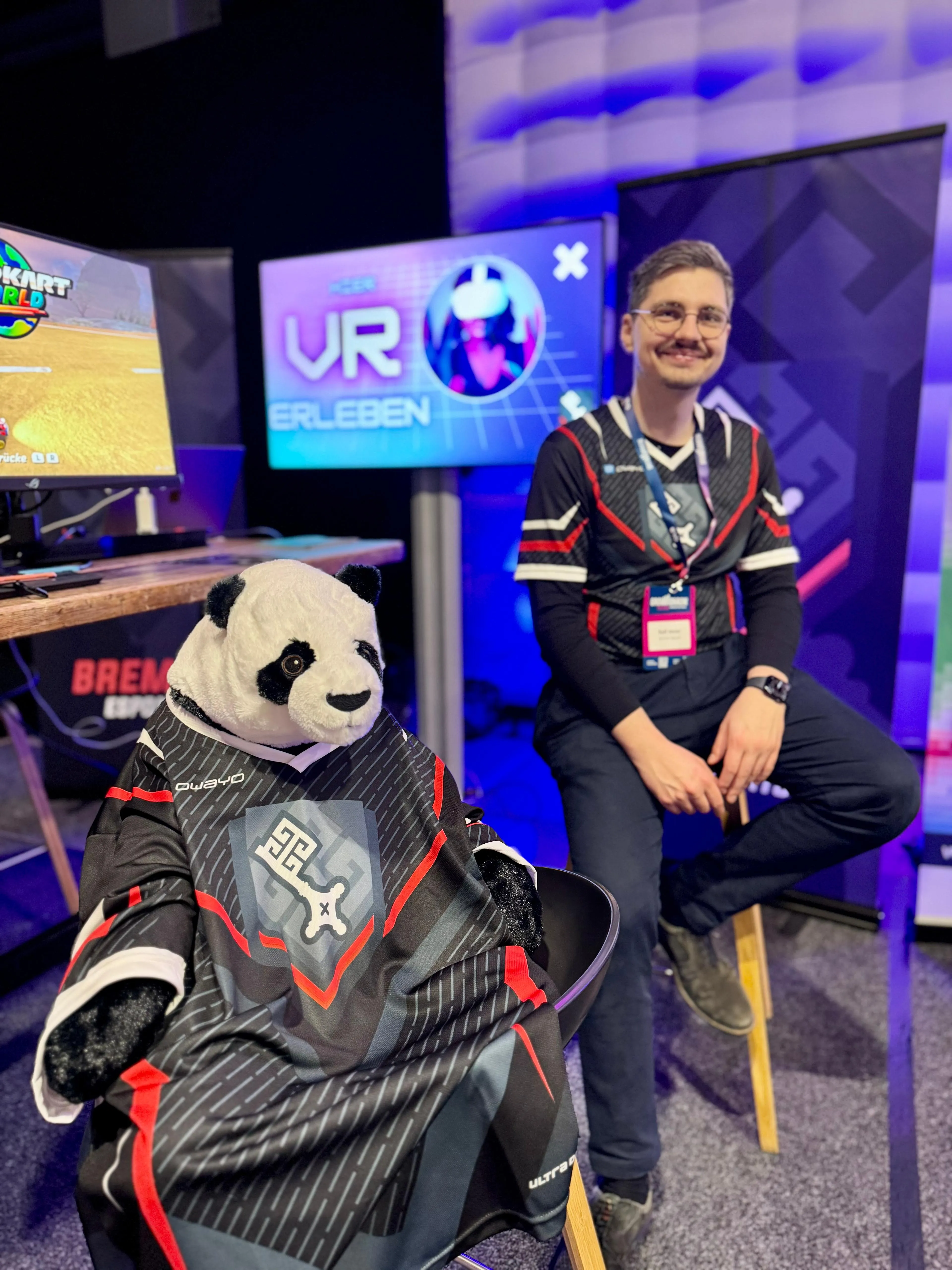 Maskottchen und Vereinsmitglied im Bremen eSports Trikot am Stand auf der GROWMORROW 2026
