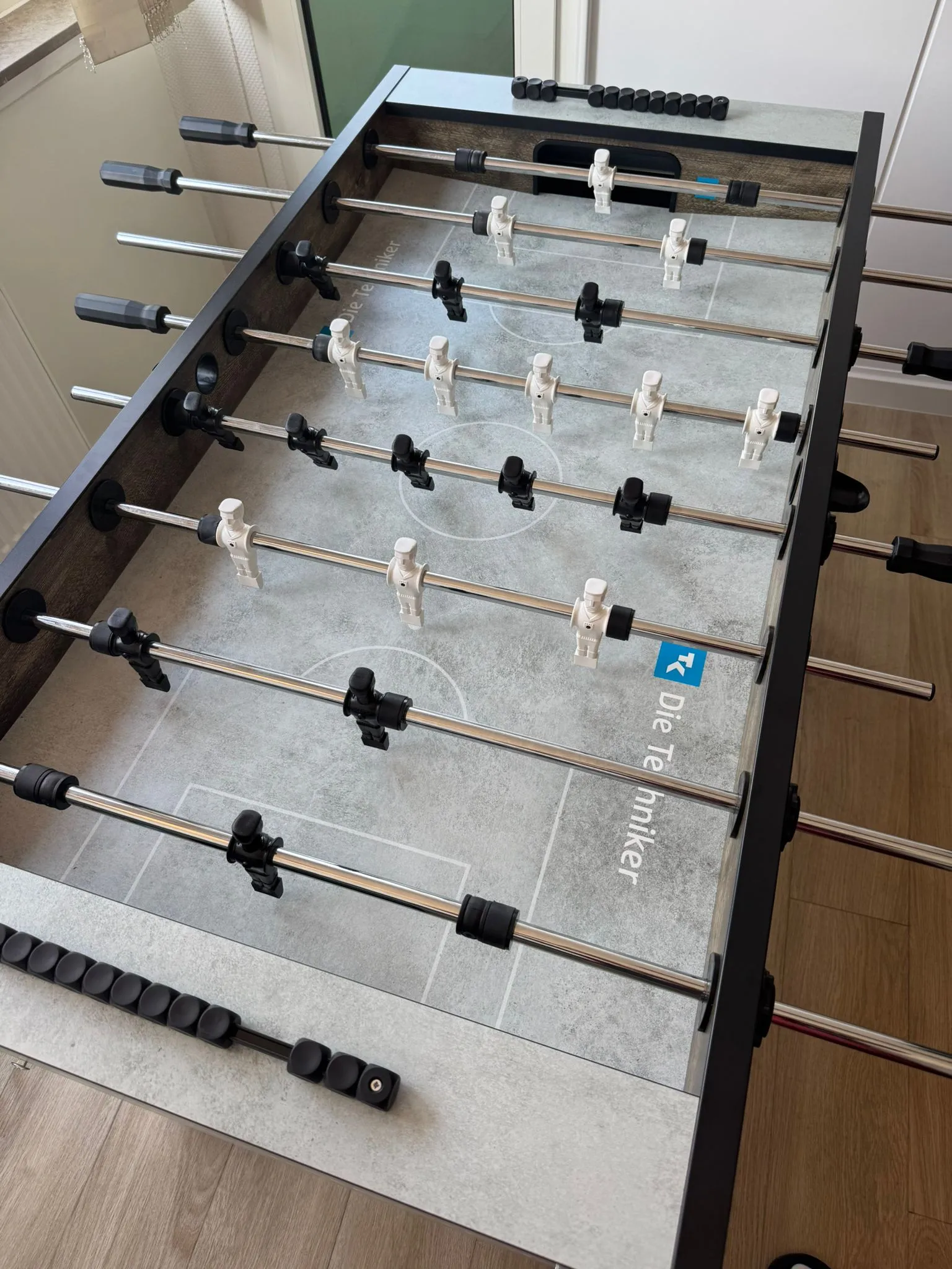 Top-Down-Ansicht des gesponserten Die Techniker Tischkickers