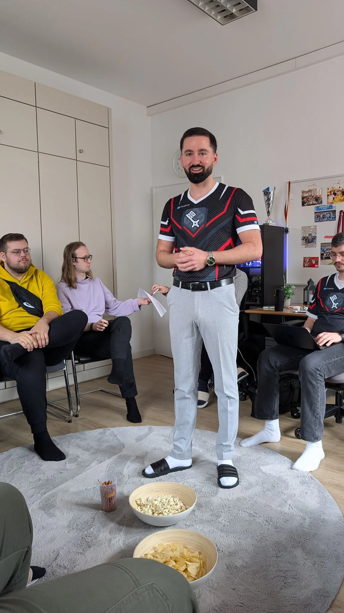 Diskussionsrunde im Vereinsheim