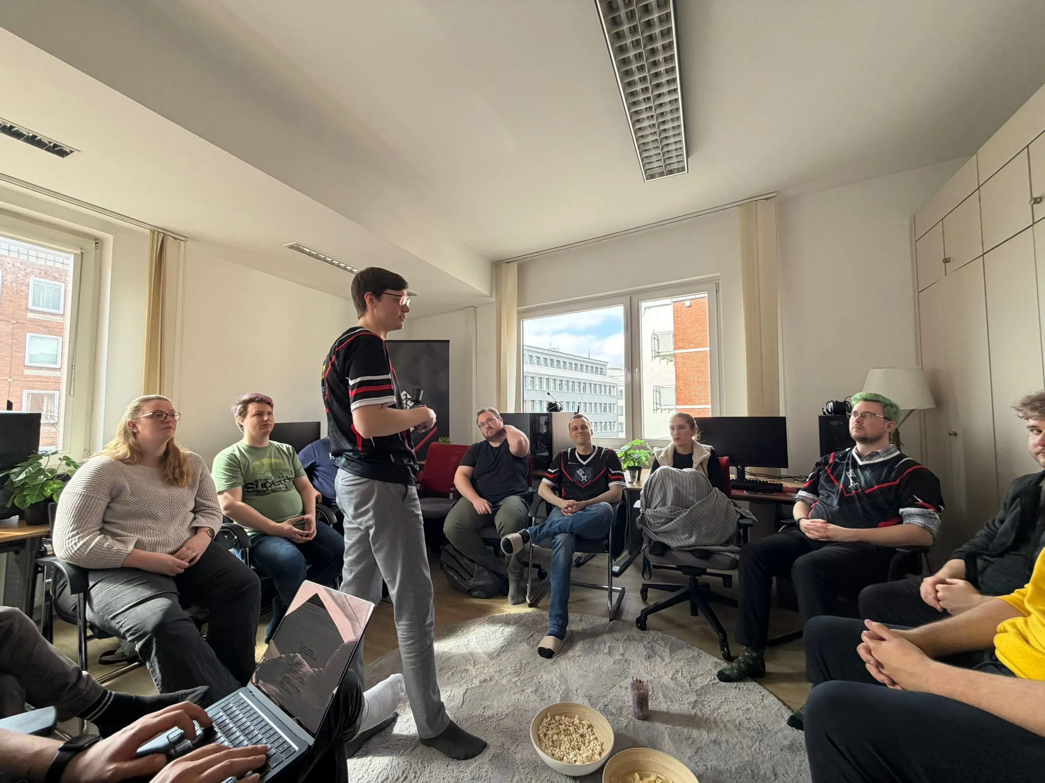 Gruppenfoto von Mitgliedern bei der Mitgliederversammlung 2026 im Vereinsheim