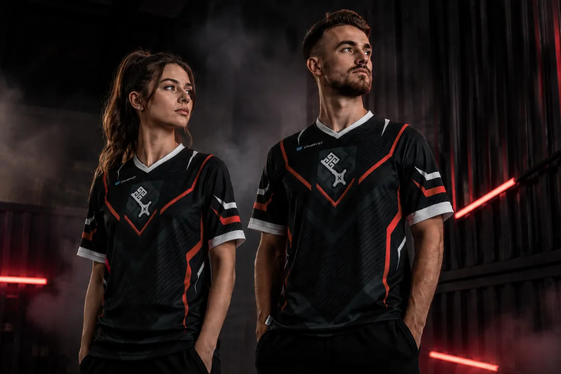 Zwei Personen in Bremen eSports Trikots von Owayo